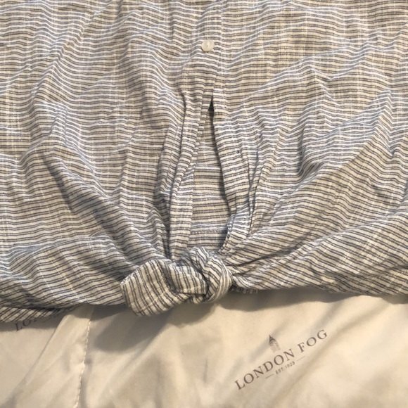 Gap size medium tie front blue stripped button - Picture 2 of 7